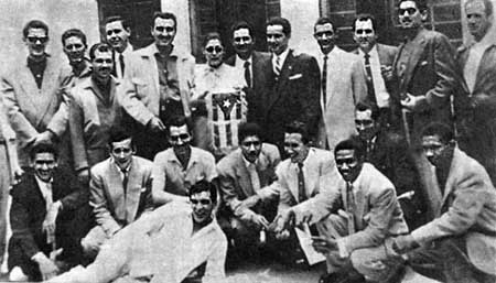 Гевара (на переднем плане) в тюрьме Мехико вместе с другими членами движения 26 июля. Женщина на фото - Мария Антония, в чьем доме впервые встретились Че Гевара и Фидель Кастро.(77464 bytes)