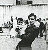 С дочерью Ильдитой во дворе мексиканской тюрьмы (32 KB)