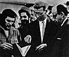 1960 г. Че просматривает книгу Нуньеса Хименеса География Кубы        , изданную
        на русском языке 